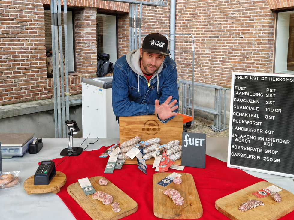 Dirk in de marktkraam met worsten