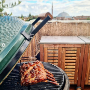 Gegrilde spareribs op een barbecue