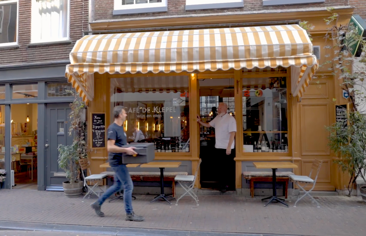 Dirk levert vlees aan Café De Klepel