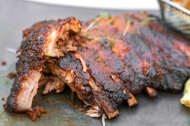 Malse gegaarde spareribs met een donkere barbecuekorst