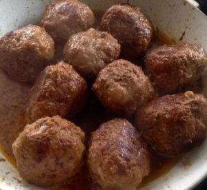 Gebakken gehaktballen in een braadpan