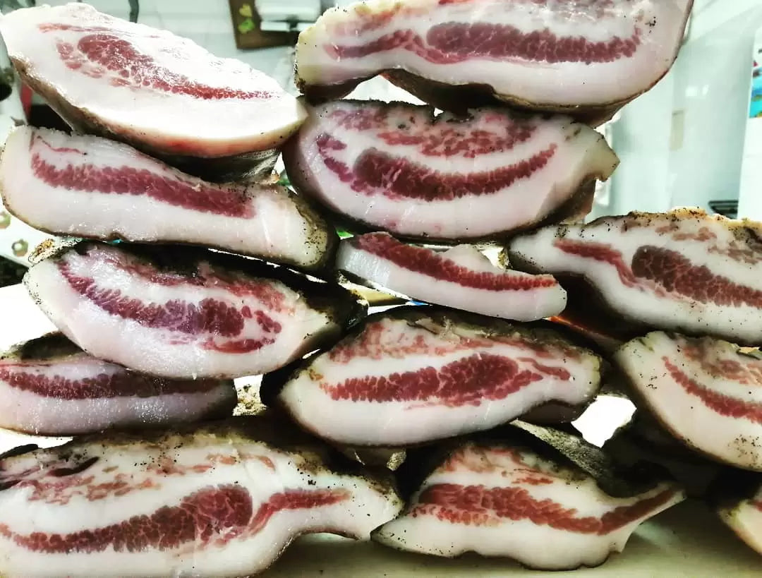 Stukken gerijpte guanciale met zichtbare lagen vet en vlees