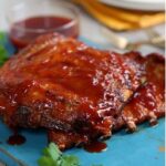 Bereide sparerib met barbecuesaus op een bord